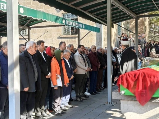 Sokak ortasında öldürülen kadına oğlundan son görev
