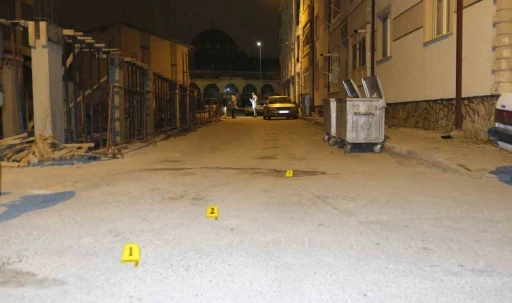 Sokak ortasında t&uuml;fekle rastgele ateş a&ccedil;ıldı: Sa&ccedil;malar bir ara&ccedil;la apartmanın kapısına isabet etti
