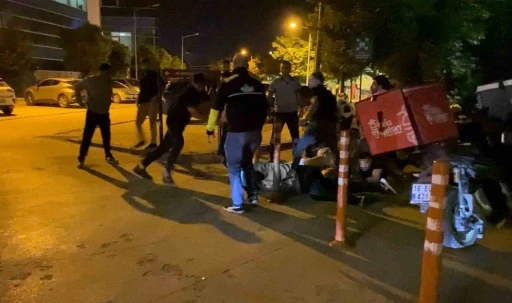 Sokak ringe d&ouml;nd&uuml;, yumruklar havada u&ccedil;uştu
