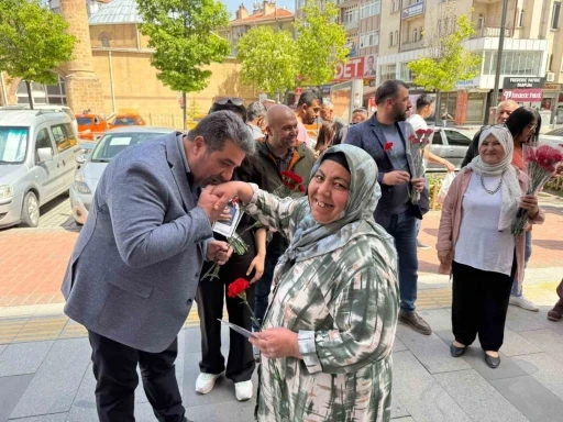 Sokaklardaki annelere karanfil dağıttılar
