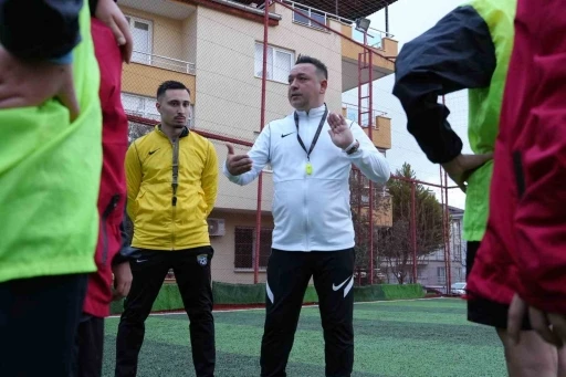 Sokaklardan sahalara uzanan başarı hikayesi: Memurluğu bırakıp hayalindeki kul&uuml;b&uuml; kurdu
