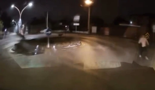 Sokakta köpeklerin kovaladığı genci böyle kurtardı: &quot;Benim adım Hıdır elimden gelen budur&quot;
