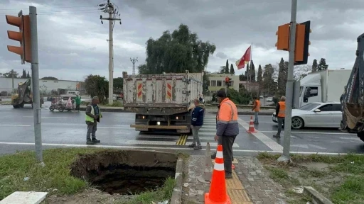 S&ouml;ke&rsquo;de Bağarası Kavşağında obruk paniğe paniğe yol a&ccedil;tı
