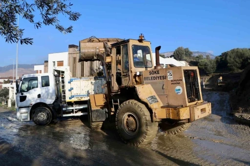 S&ouml;ke&rsquo;de Belediye ekipleri d&ouml;rt bir yanda m&uuml;cadele ediyor
