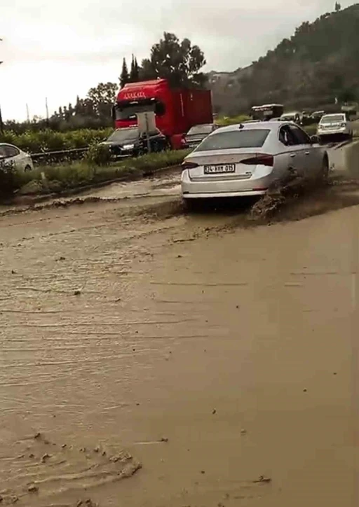 Söke’de sağanak yağış etkili oldu, karayolu çamurla kaplandı
