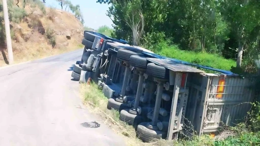 Söke’de tır şarampole devrildi
