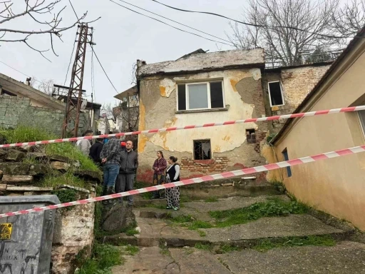 S&ouml;ke&rsquo;de yağmurun yumuşattığı evin duvarı &ccedil;&ouml;kt&uuml;
