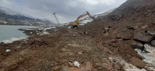 Solhan&rsquo;da heyelan ve yol &ccedil;&ouml;kmesine karşı yoğun mesai
