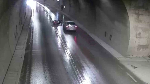 Sollamaya &ccedil;alıştığı otomobilin &ouml;n&uuml;ne d&uuml;şt&uuml;, ezilmekten son anda kurtuldu
