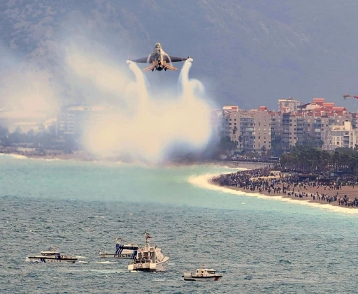 SOLOT&Uuml;RK Antalya&rsquo;da nefes kesti: 23 Nisan kutlamalarında g&ouml;ky&uuml;z&uuml; bayraklarla buluştu
