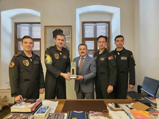 SOLOTÜRK ekibinden Çanakkale Savaşları Gelibolu Tarihi Alan Başkanı Kaşdemir’e ziyaret
