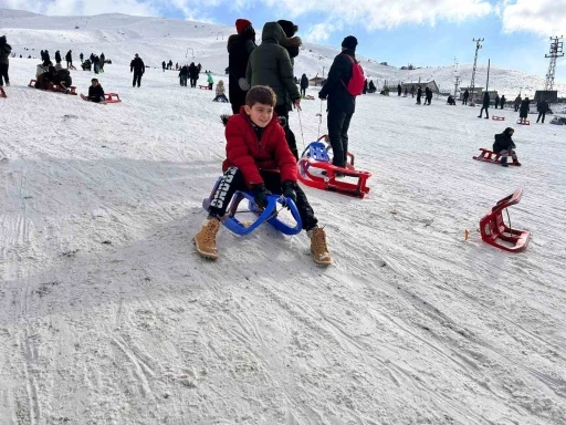 S&ouml;mestir tatilinde ailelerin adresi Elmadağ Kayak Merkezi oldu
