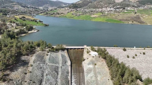 Son 65 yılın en kurak yılında tamamen kuruyan Yayladağı Barajı&rsquo;nda su seviyesi 3 ayda y&uuml;zde 100&rsquo;e ulaştı
