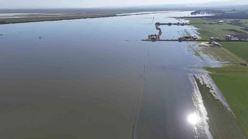 Son 65 yılın en kurak yılını geride bırakan Hatay&rsquo;da etkili olan yağışla tarım arazileri su altında kaldı

