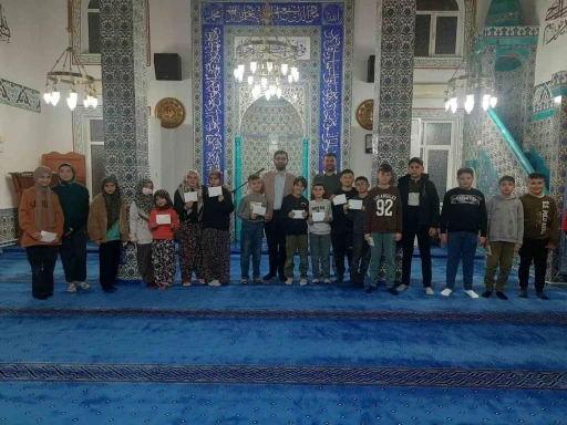 Son teravih namazının ardından camiye devam eden &ccedil;ocuklara har&ccedil;lık &ouml;d&uuml;l&uuml; verildi
