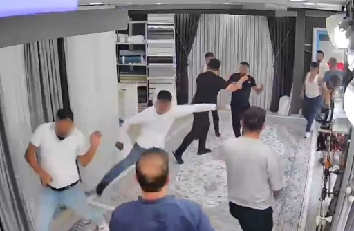 Sopa ve bı&ccedil;akla kovaladıkları adam perde d&uuml;kkanına dalınca ortalık karıştı; o anlar kamerada
