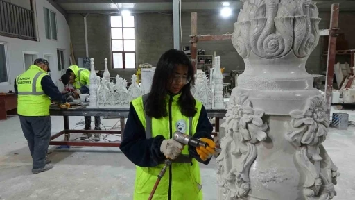 Sorgun Belediyesi at&ouml;lyesinde 4 bin yıl &ouml;m&uuml;rl&uuml; kuvars eserler &uuml;retiliyor
