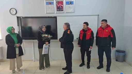 Sorgun Belediyesi İtfaiyesi, kendilerine mektup yazan Belinay&rsquo;a okulunda s&uuml;rpriz yaptı
