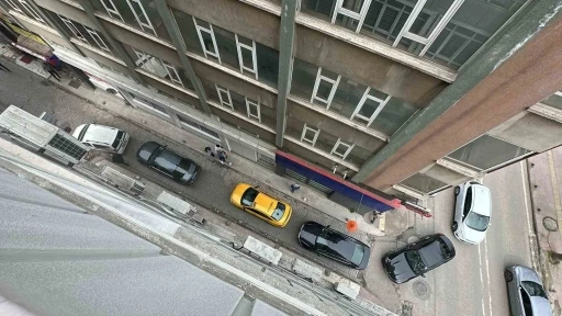 Sorumsuz sürücü aracını yol ortasına park etti, trafiği kilitledi
