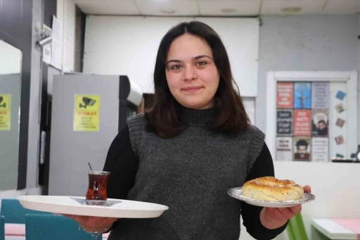 Sosyal medya yerine hayaline odaklandı, 3 sene &ccedil;alışıp biriktirdiği para ile 18 yaşında kafe a&ccedil;tı

