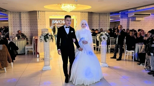 Sosyal medyada g&uuml;ndem olan &ccedil;ift d&uuml;nyaevine girdi
