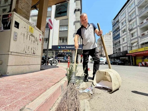 Sosyal medyada milyonlarca izlenmeye ulaşan temizlik personeli sesiyle hayran bırakıyor
