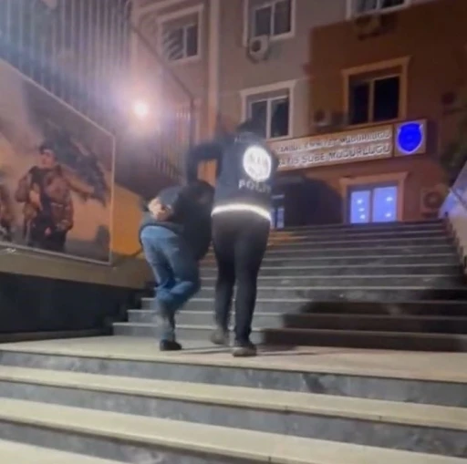 Sosyal medyada polis yeleği giyerek yayın yapan şahıs g&ouml;zaltına alındı
