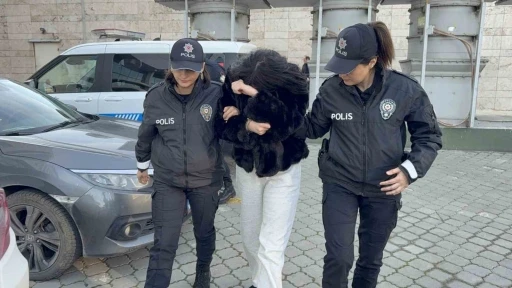 Sosyal medyadan "Beni yakalayamazsınız" diye bek&ccedil;i ve polislere hakaret eden kadın adliyeye sevk edildi
