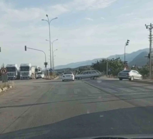 Sosyal medyaya görüntü çekmek isterken, kırmızı ışıkta geçen aracın karıştığı yaralamalı kazayı görüntüledi
