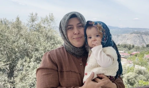 Sosyal medyayı sallayan ikili: Anne ve 7,5 aylık kızı izleyenlerin y&uuml;z&uuml;nde tebess&uuml;m bırakıyor
