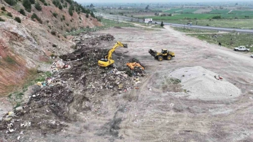 Spil Dağı eteğindeki molozlar temizleniyor
