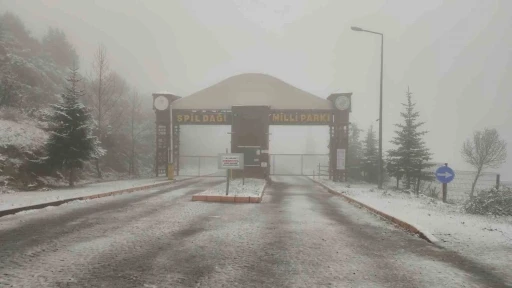 Spil Dağı&rsquo;na Mayıs ayında kar yağdı

