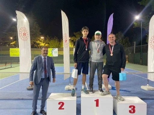 Spor kenti Demirci’de Gençlik Haftası Tenis Turnuvası tamamlandı
