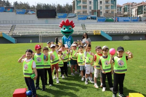 Spor Şenlikleri&rsquo;nde sıra minik &ouml;ğrencilerin
