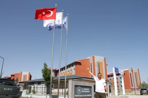 Spor tesislerindeki bayraklar yenilendi
