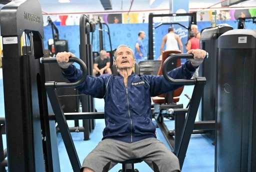 Spor tutkunu 86 yaşındaki &rsquo;s&uuml;per dede&rsquo;, gen&ccedil;lere taş &ccedil;ıkartıyor
