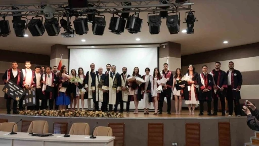 Sporun geleceğine y&ouml;n verecek gen&ccedil;ler diplomalarını aldı
