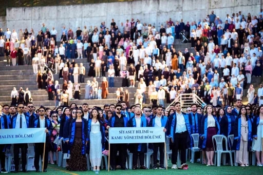 Stadyumu dolduran aileler, &ccedil;ocuklarının mezuniyet heyecanına ortak oldu
