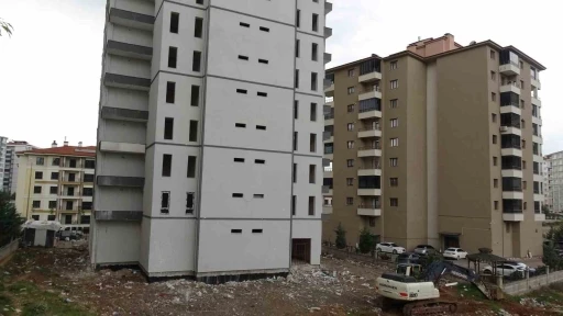 Stajyer &ouml;ğrenci 25 metreden d&uuml;şerek hayatını kaybetti, o anlar kameraya yansıdı
