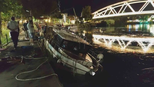 Su alarak batmaya başlayan tekne SAK ekiplerince &ccedil;ıkarıldı
