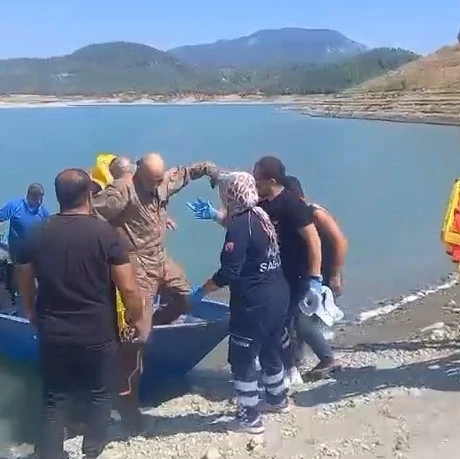 Su almak için indiği barajdan kalkamayan eğitim uçağındaki pilotları çiftçi teknesiyle kurtardı
