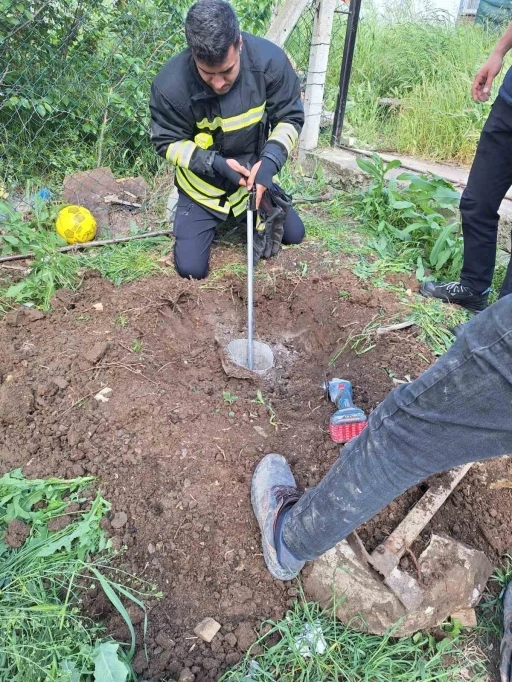 Su kuyusuna d&uuml;şen kirpi kurtarıldı
