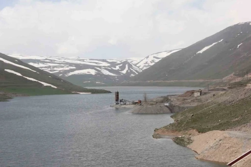 Su tutmaya başlayan &Uuml;nlendi Barajı &ccedil;evresindeki k&ouml;yler i&ccedil;in 134 kilometrelik yeni yol yapılacak
