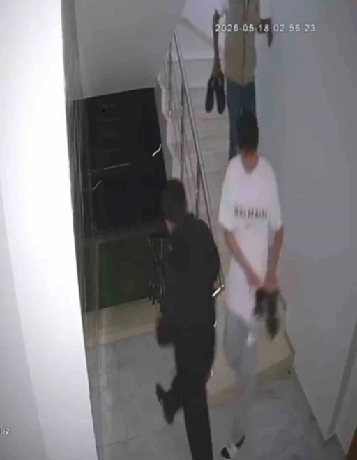 Su&ccedil; makinesi &ccedil;ocuk hırsızlar &ccedil;aldıkları ayakkabıların kalitesini kontrol ederken kameraya yakalandı
