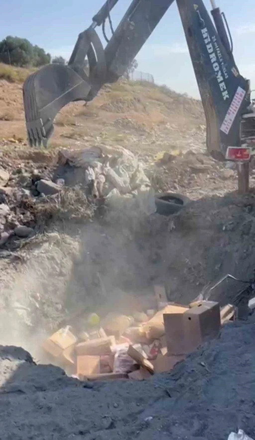 Sucuk, peynir, ketçaptan oluşan 1 ton gıda malzemesi toprağa gömülerek imha edildi
