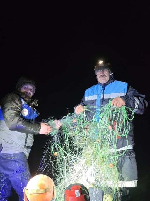 Suğla G&ouml;l&uuml;&rsquo;nde ka&ccedil;ak avcılığa ge&ccedil;it yok: 800 metrelik ağ imha edildi
