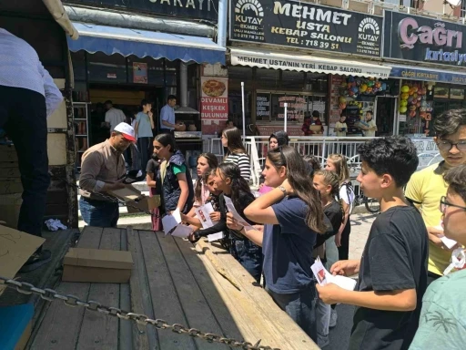 Şuhut’ta takdir belgesi alan öğrencilere ayakkabı sürprizi
