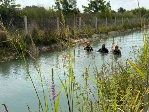 Sulama kanalı kenarında eşyaları bulunan sera iş&ccedil;isini arama &ccedil;alışmaları ikinci g&uuml;nde de s&uuml;r&uuml;yor
