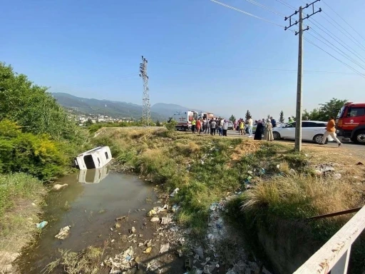 Sulama kanalına uçan midibüsteki 4 kişiyi itfaiye ekibi kurtardı
