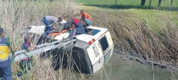 Sulama kanalına uçan minibüsün sürücüsü itfaiye tarafından kurtarıldı
